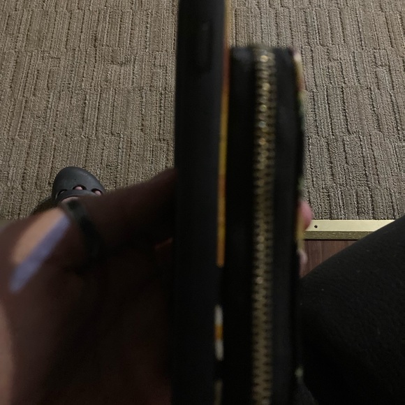 I phone SE 2020. Mint condition. No scratches, cracks,128 storage.Black. - Picture 3 of 5